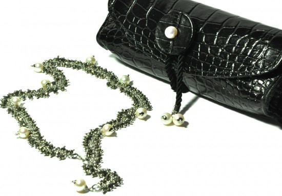 Handmade chain in rhodium-plated 925 sterling silver, natural pearls and black spinel. Tilda clutch in Tuscan leather with natural pearls and rhodium-lated sterling silver.