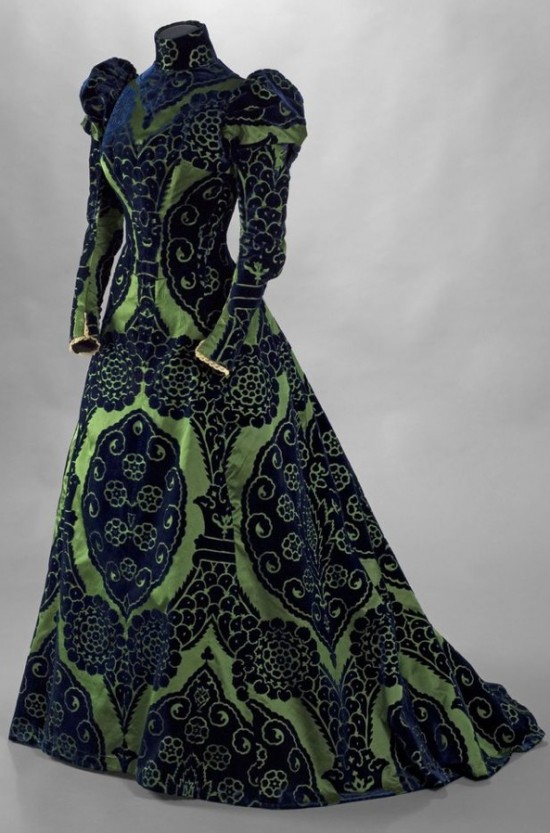 Charles-Frederick Worth (1825-1895). Tea gown. Velours ciselÈ bleu foncÈ sur fond de satin vert. Dentelle de Valenciennes. Doublure en taffetas changeant vert et bleu, vers 1897. Galliera, musÈe de la Mode de la Ville de Paris.