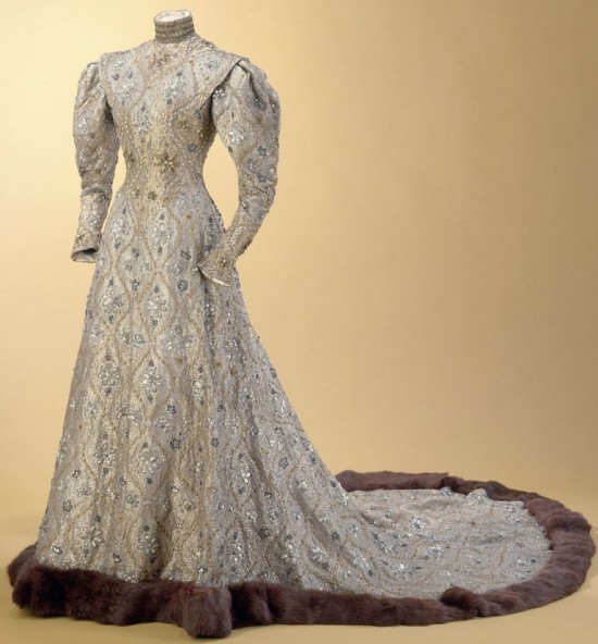 Charles FrÈderic Worth (1825-1895). Robe byzantine portÈe par la Comtesse Greffulhe pour le mariage de sa fille, 1904 - Taffetas lamÈ, soie et filÈ or, tulle de soie, application de paillettes. Galliera, musÈe de la Mode de la Ville de Paris.